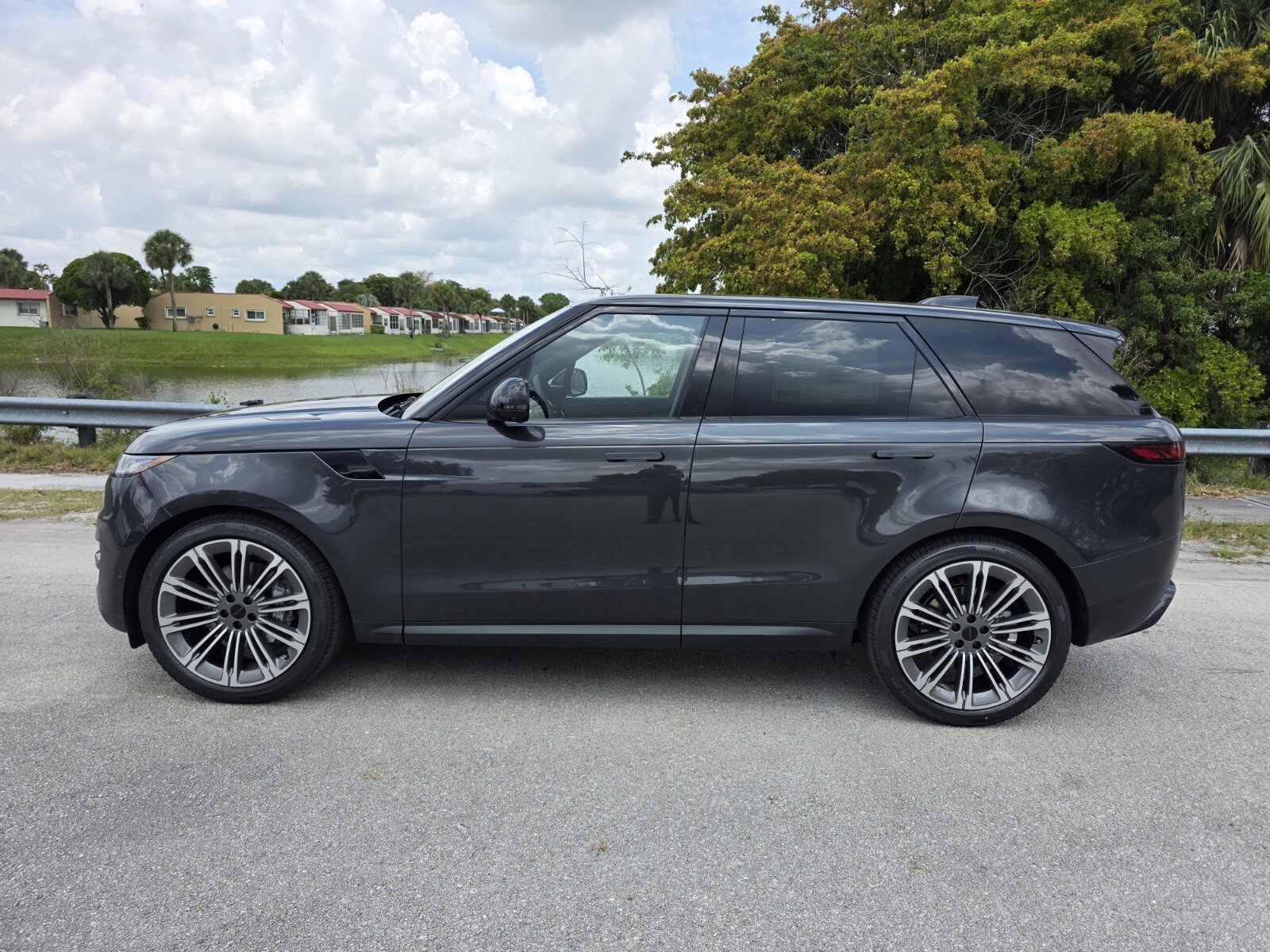 Used 2026 Carpathian Grey Premium Metallic Land Rover P360 SE image 7