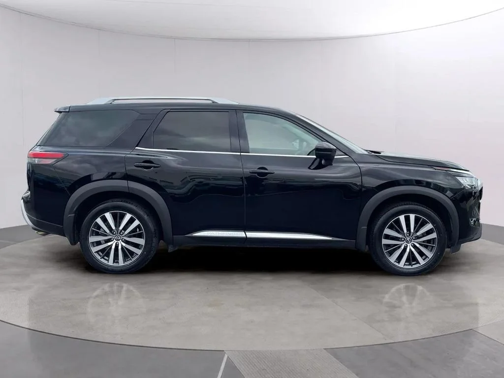 Used 2022 Super Black Nissan Platinum image 6