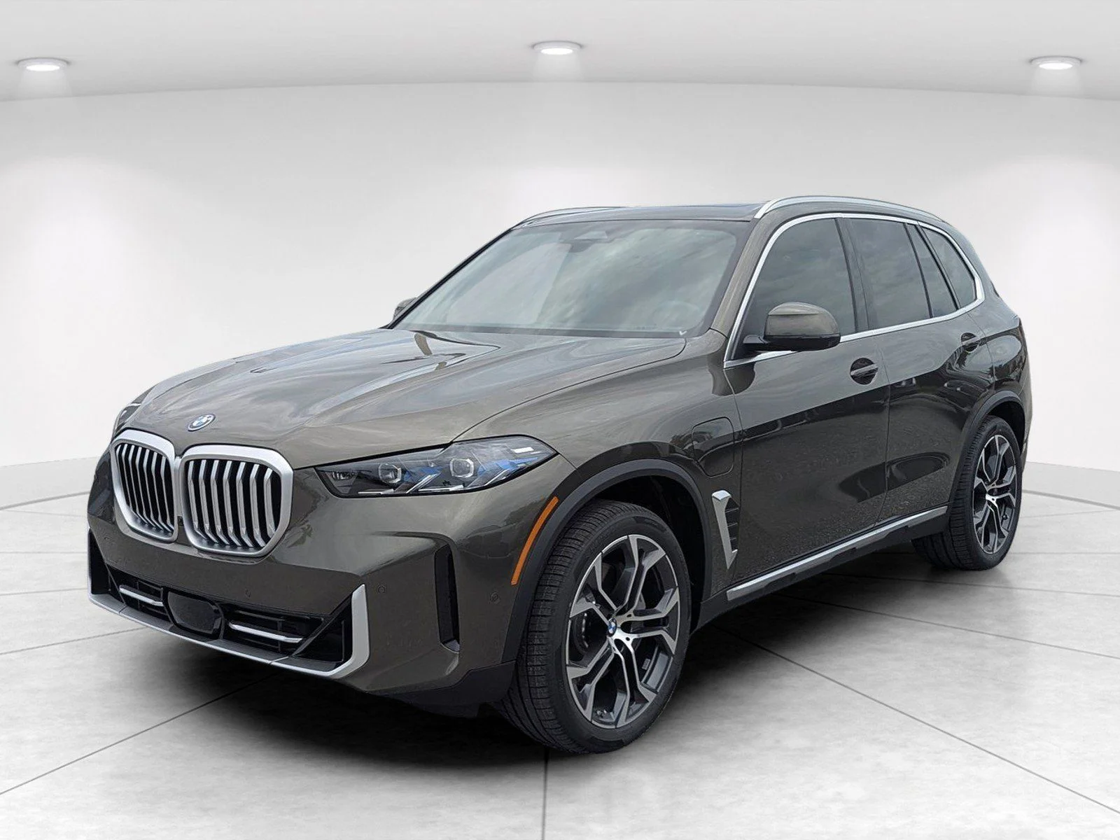 New 2026 Manhattan Green Metallic BMW xDrive50e image 4