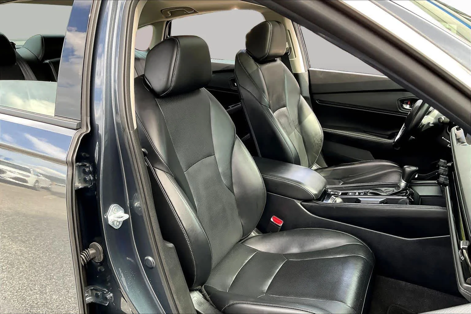 Used 2025 Meteorite Gray Metallic Honda Touring image 9