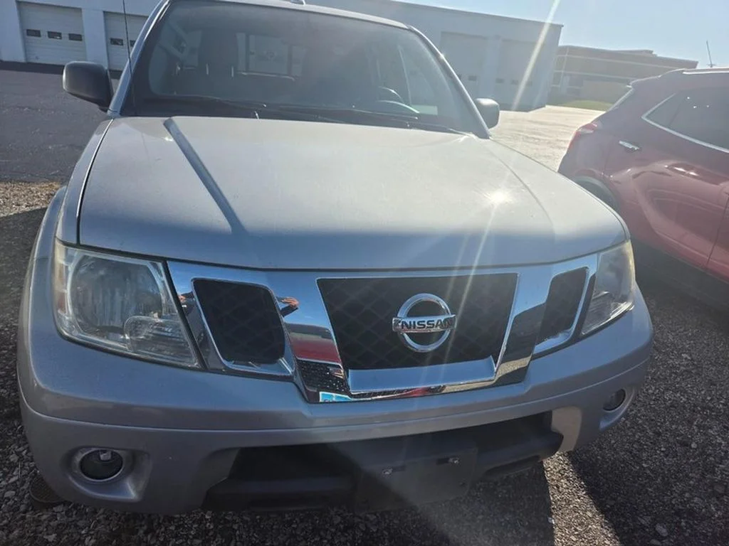 Used 2018 Brilliant Silver Nissan SV V6 image 3