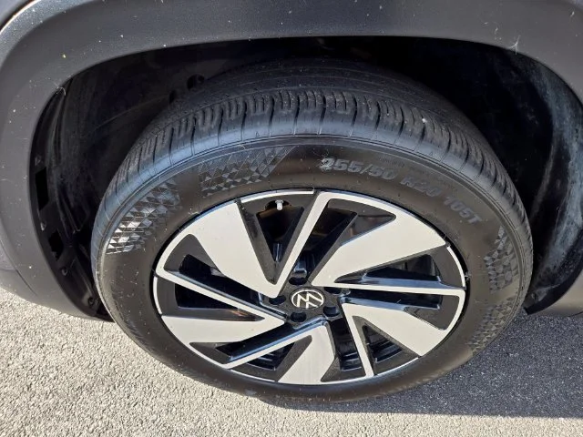 Used 2025 Gray Volkswagen 2.0T SE w/Technology image 26