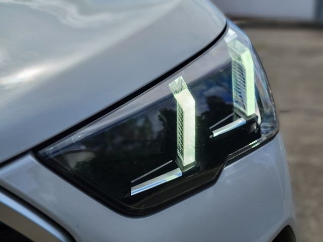 Used 2024 White BMW xDrive28i image 10