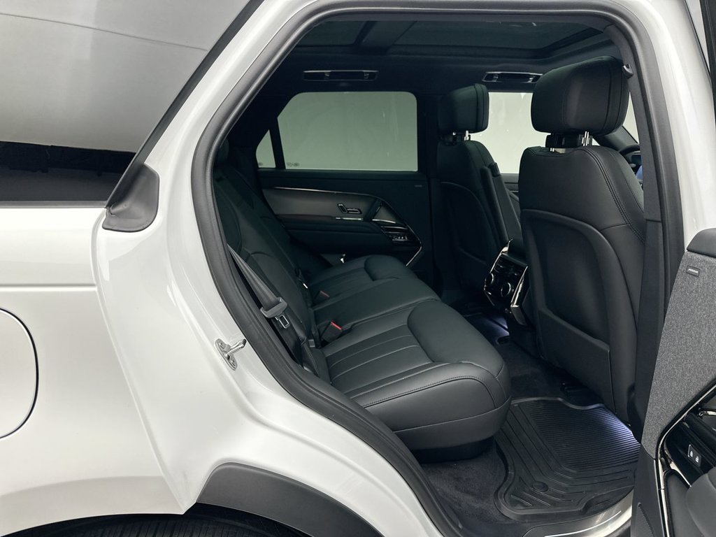 Used 2025 Fuji White Land Rover SE image 5