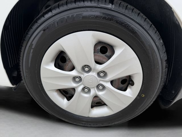 Used 2015 White Kia LX image 32