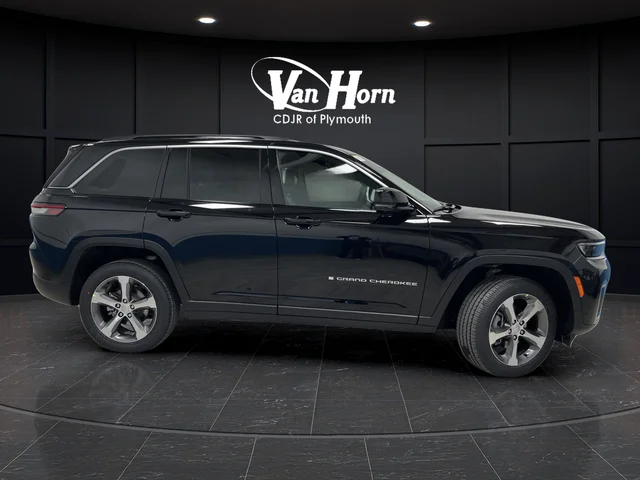 New 2026 Diamond Black Crystal Pearl-Coat Exterior Paint Jeep Limited image 2