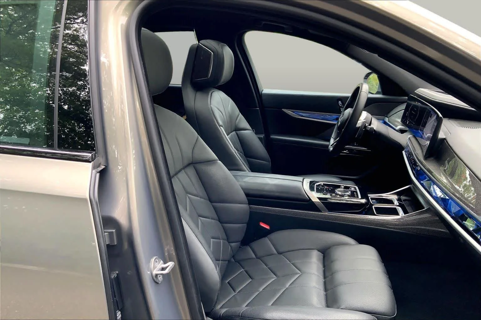 Certified Used 2023 Oxide Grey Met BMW 760i xDrive image 7