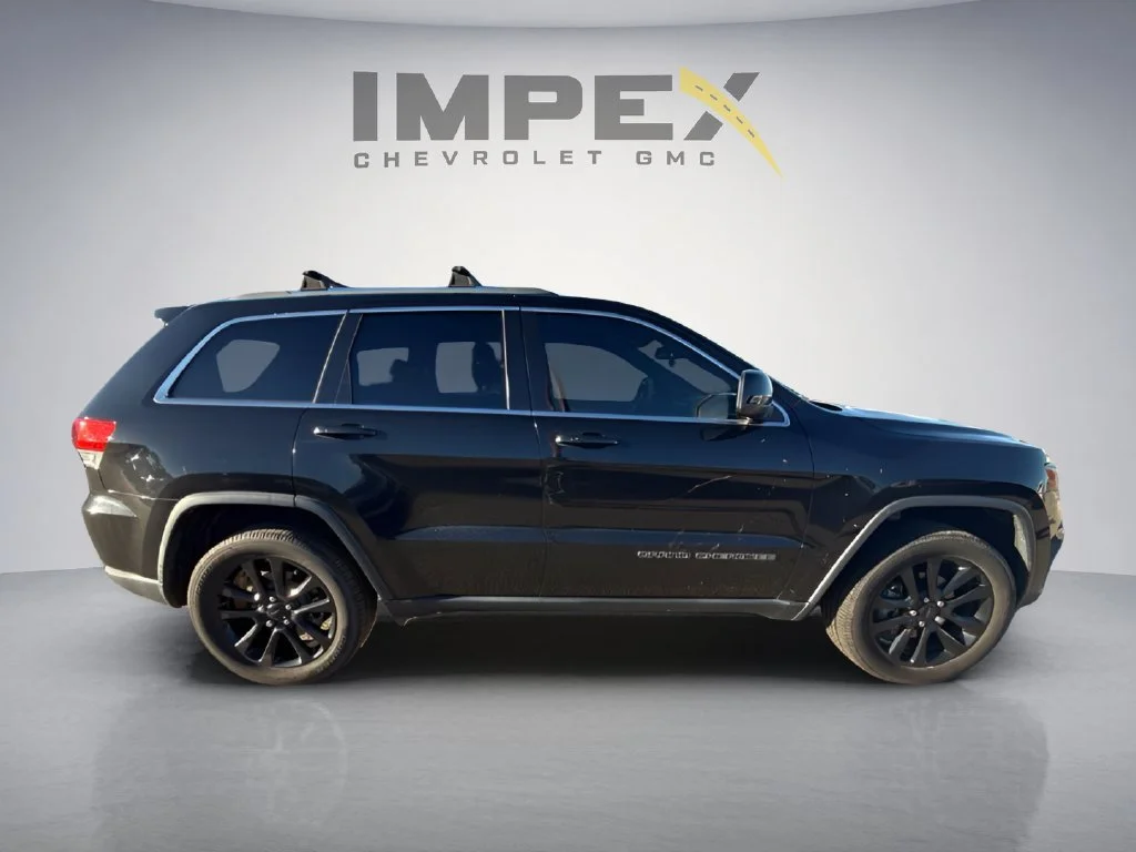 Used 2018  Jeep Laredo E image 6