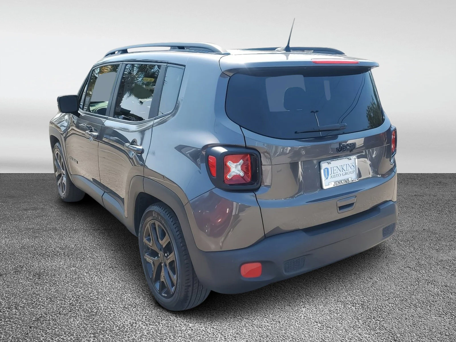 Used 2018 Granite Crystal Metallic Clearcoat Jeep Altitude image 4