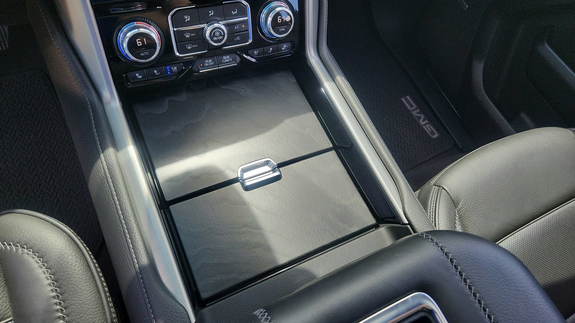 Used 2022 White Frost Tricoat GMC Denali image 15