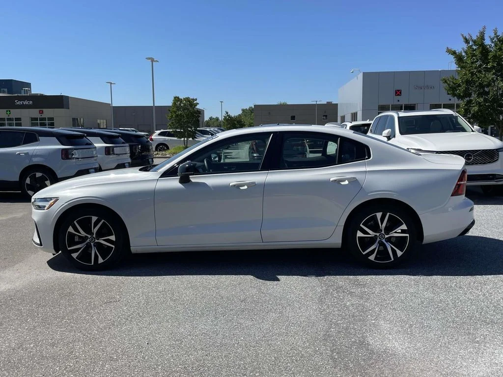 Used 2024 Crystal White Metallic Volvo Core Dark Theme image 24