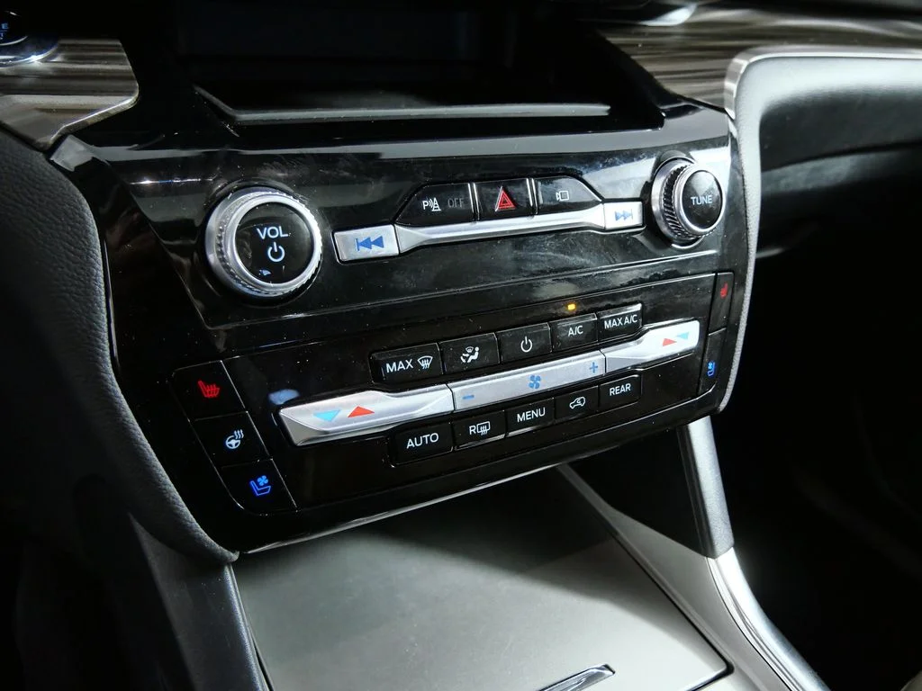 Used 2022 White Ford Limited image 21