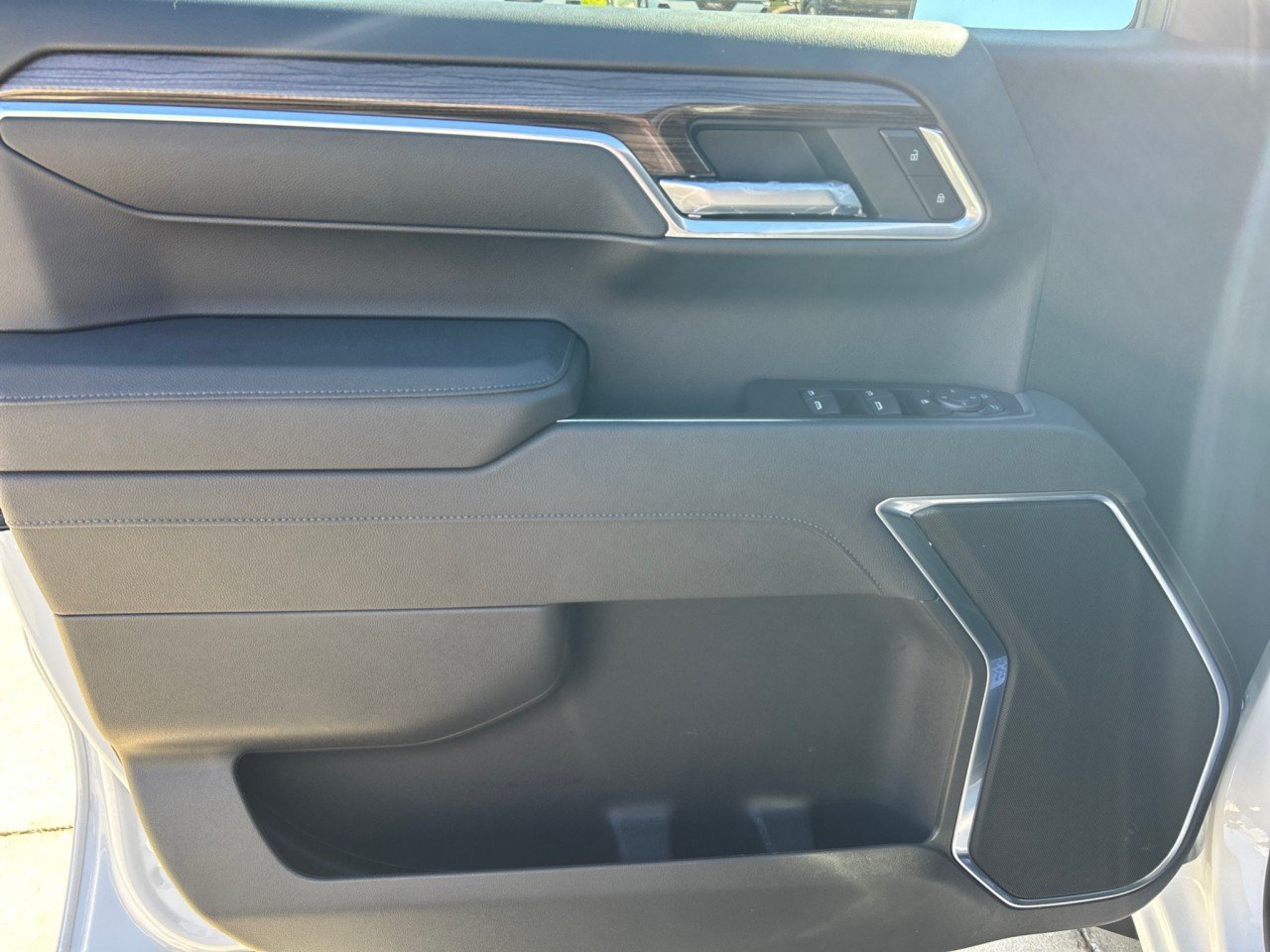 Used 2026 Summit White Chevrolet LT image 10