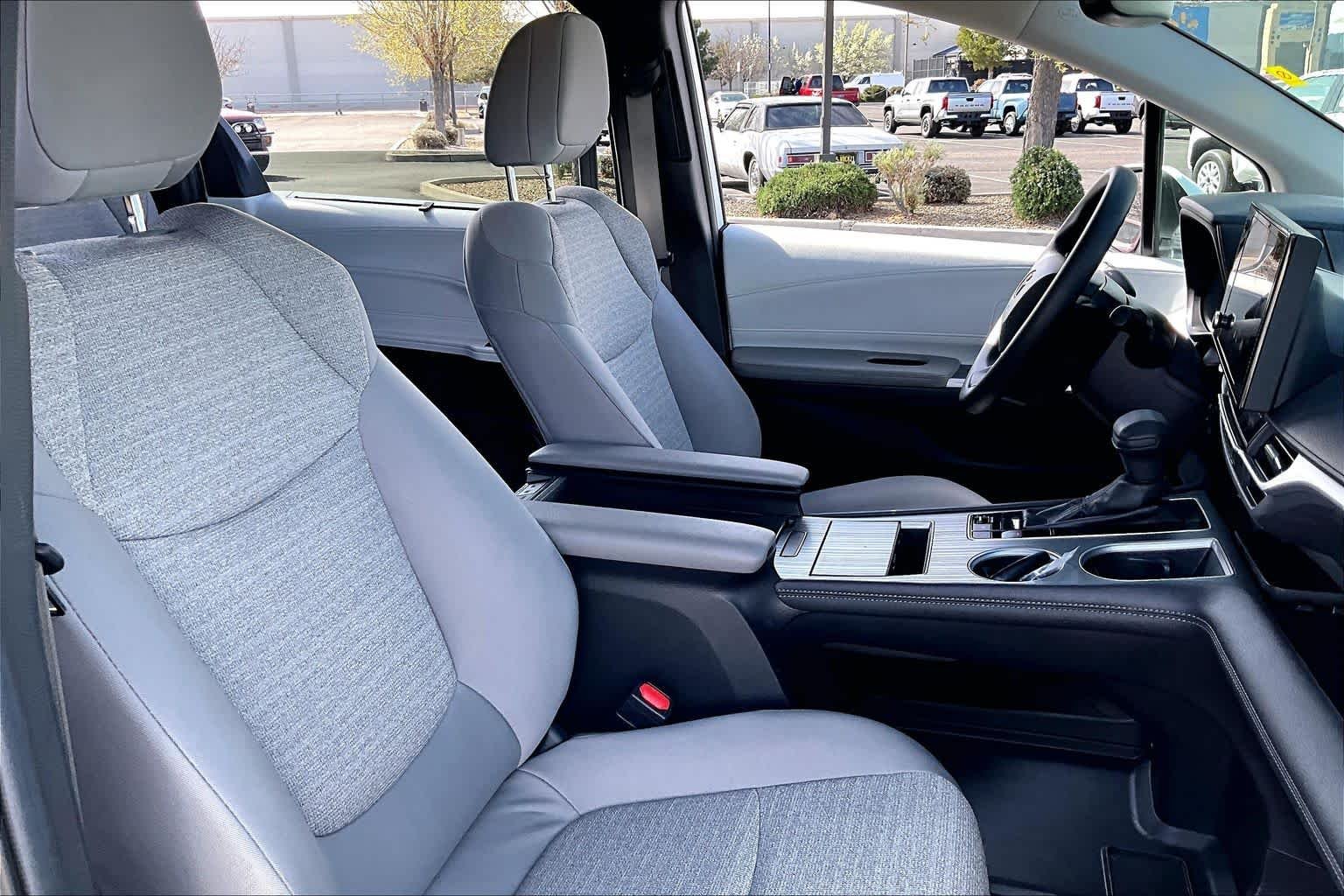 2025 Toyota Sienna LE - Photo 8