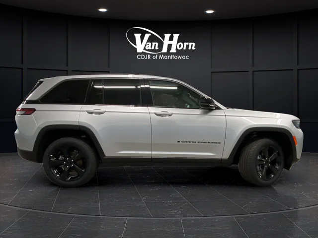 New 2026 Silver Zynith Exterior Paint Jeep Limited image 8