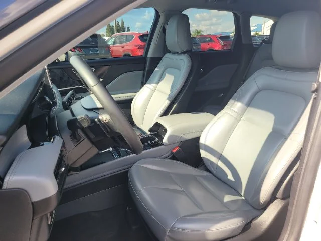 Used 2022 White Lincoln Standard image 20