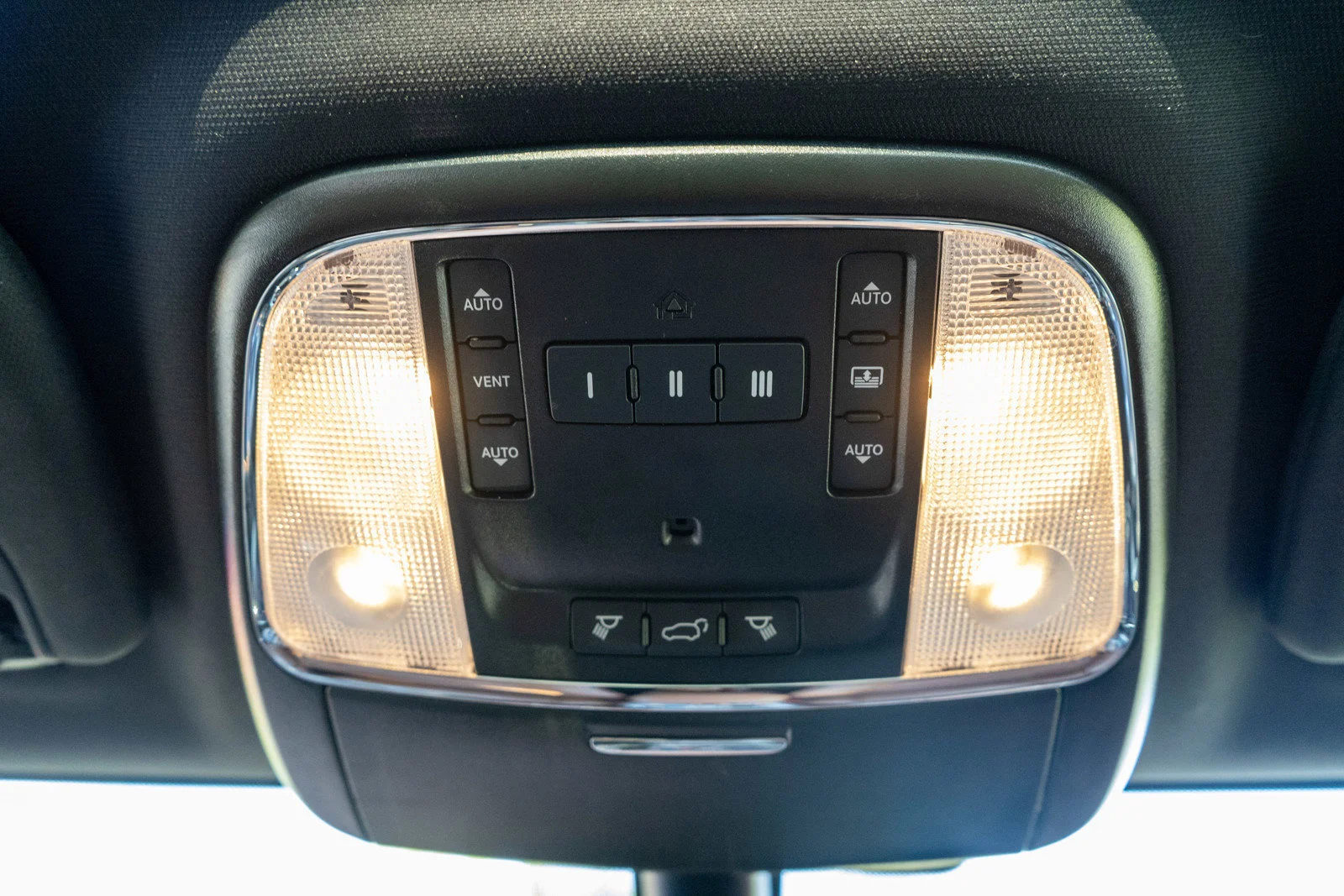 Used 2020 Diamond Black Crystal Pearlcoat Jeep Overland image 24