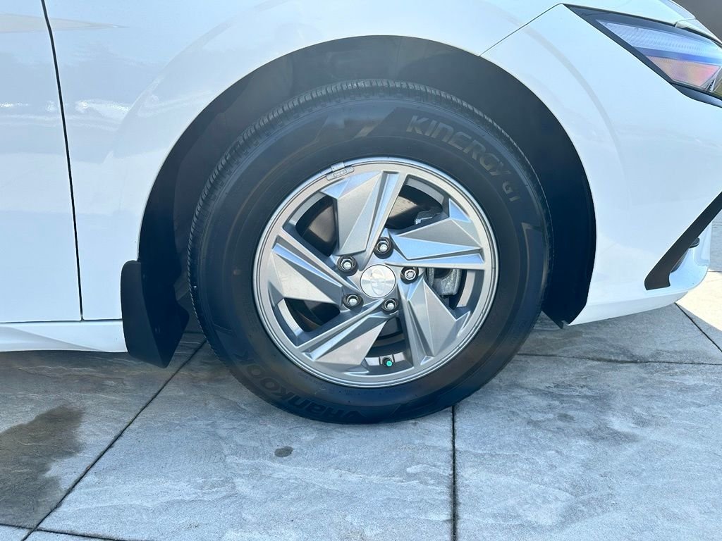 Used 2024 White Hyundai SE image 6