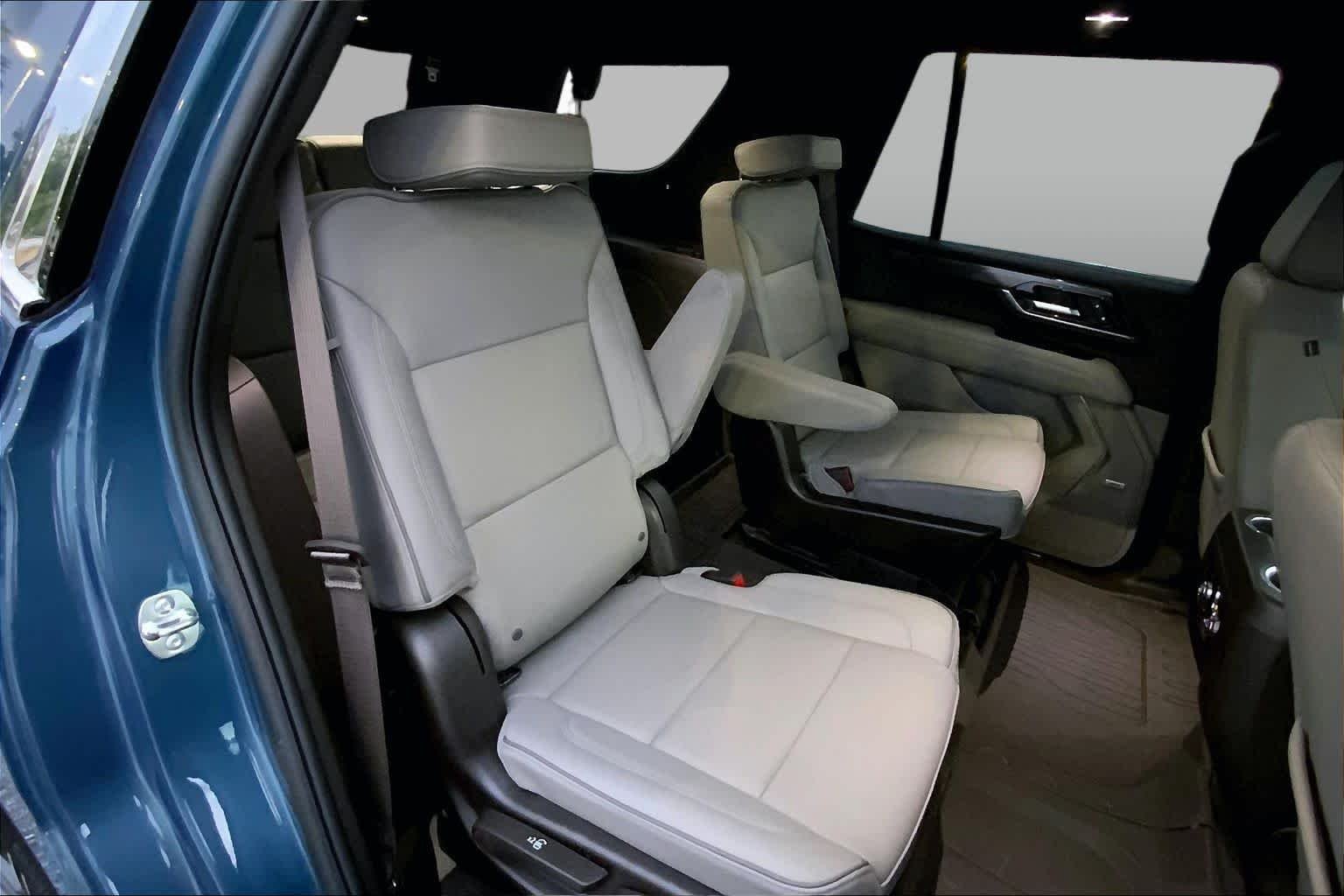 Used 2025 Downpour Metallic GMC Elevation image 19