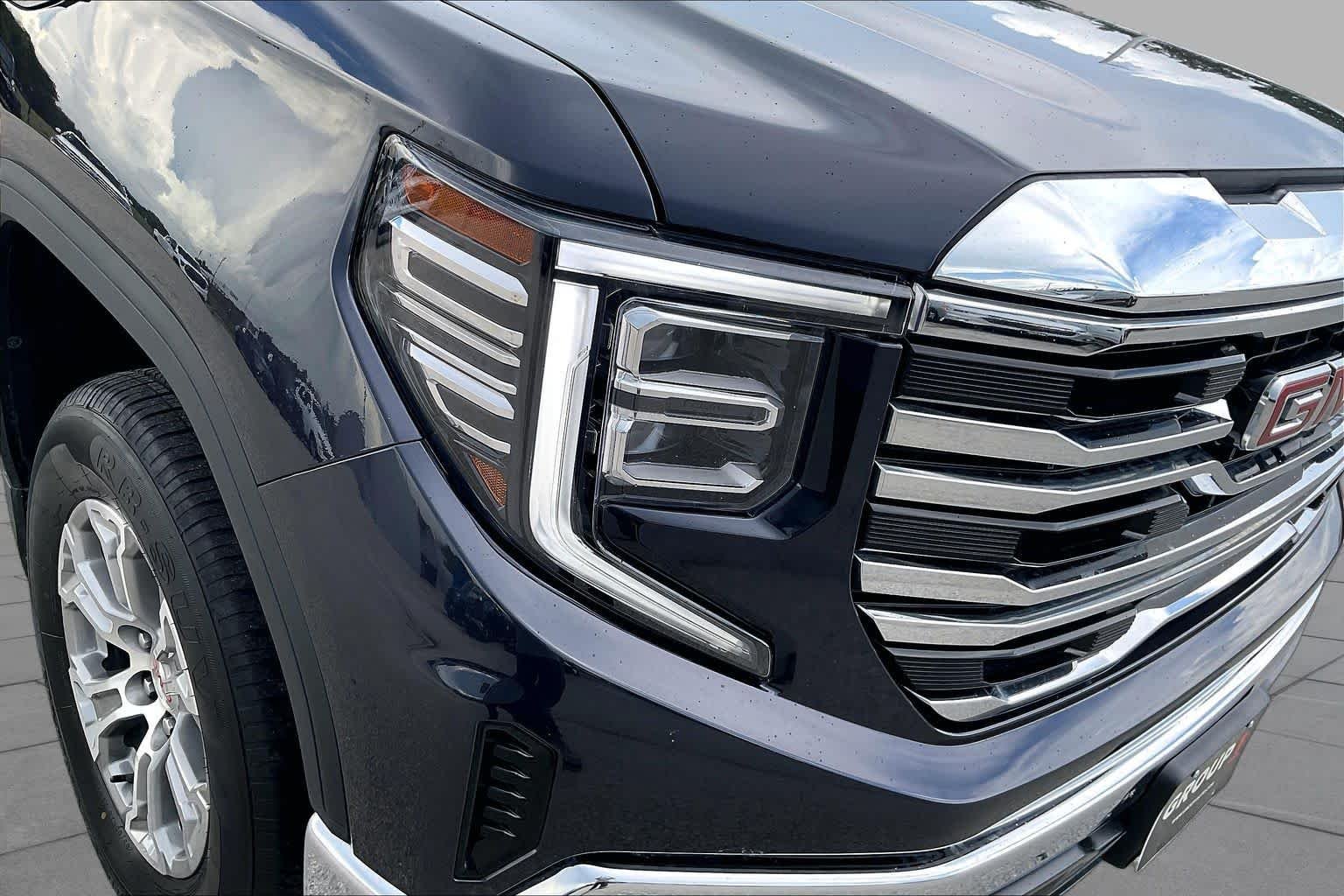 Used 2025 Titanium Rush Metallic GMC SLT image 27