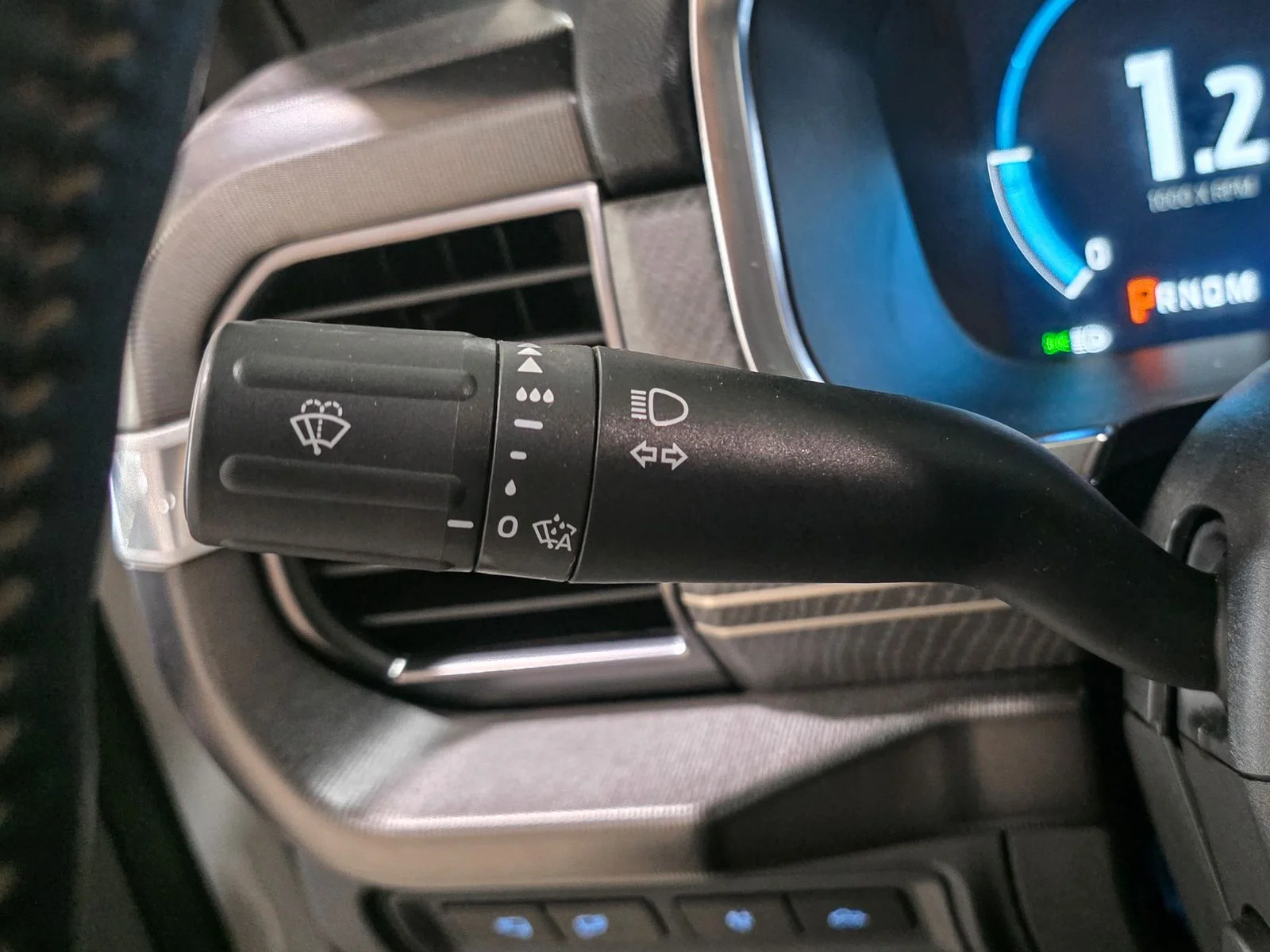Used 2023  Ford Platinum image 35