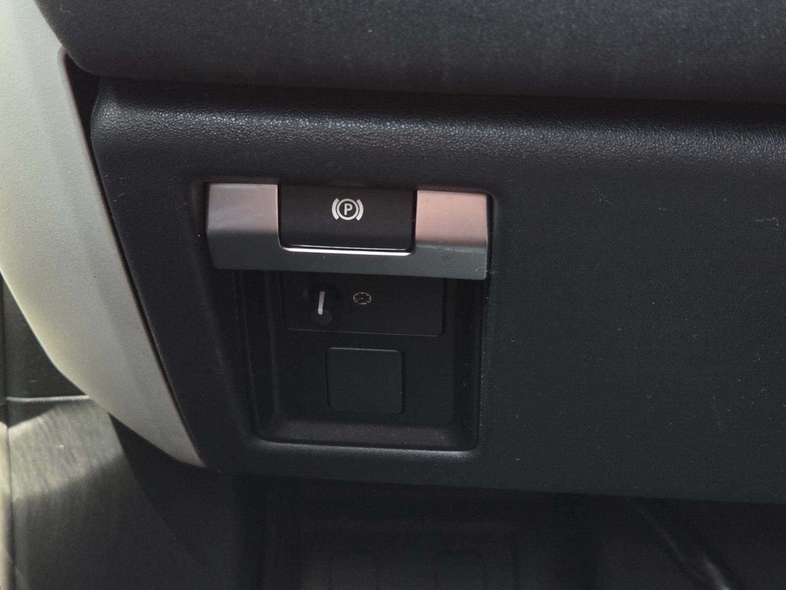 Used 2021 Fuji White Land Rover SE image 25