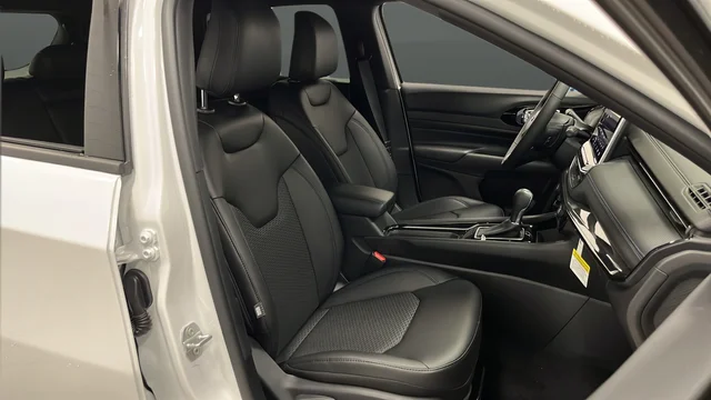 New 2026 Bright White Clearcoat Jeep Latitude image 24
