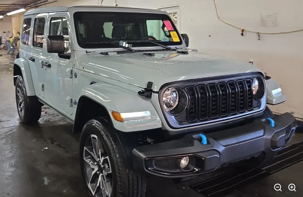 Used 2024  Jeep Sport S image 1