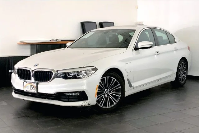 Used 2018 Mineral White Metallic BMW 530e iPerformance image 1