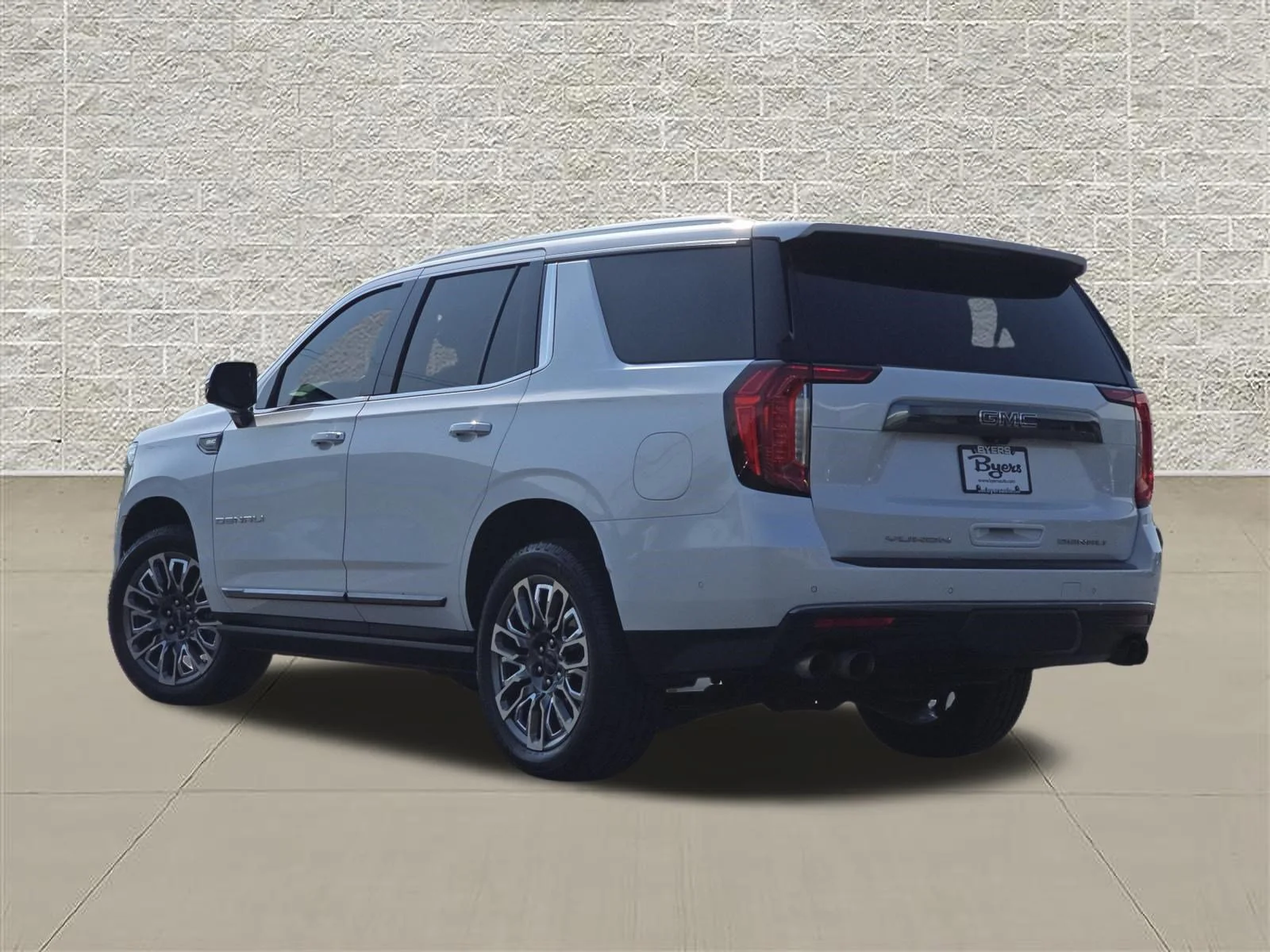 Used 2023 White Frost Tricoat GMC Denali Ultimate image 5