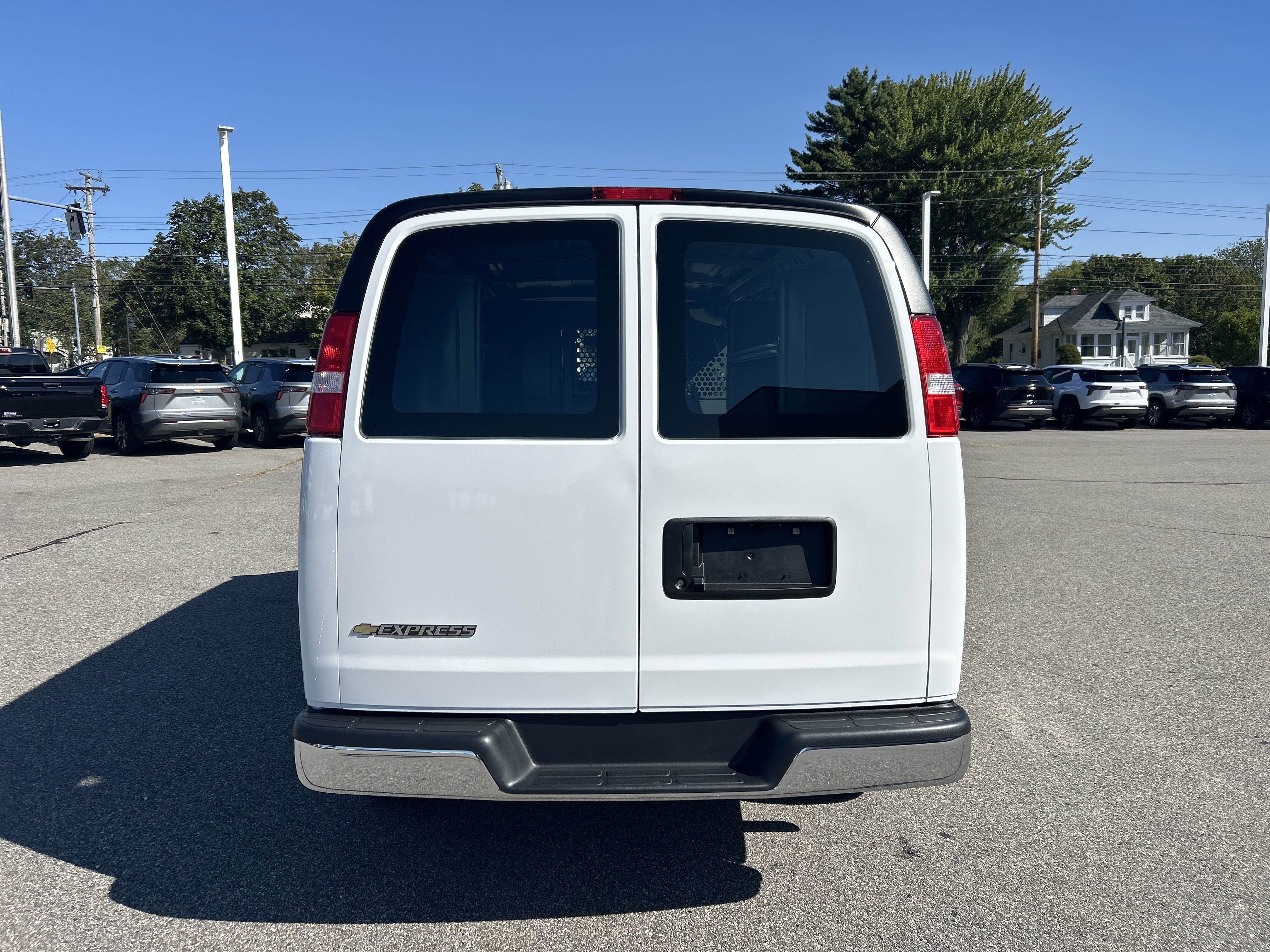 New 2025 Summit White Chevrolet WT image 4