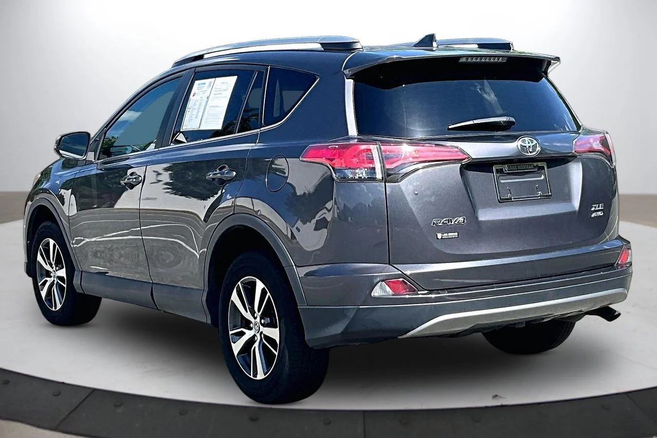 Used 2018 Gray Toyota XLE image 6