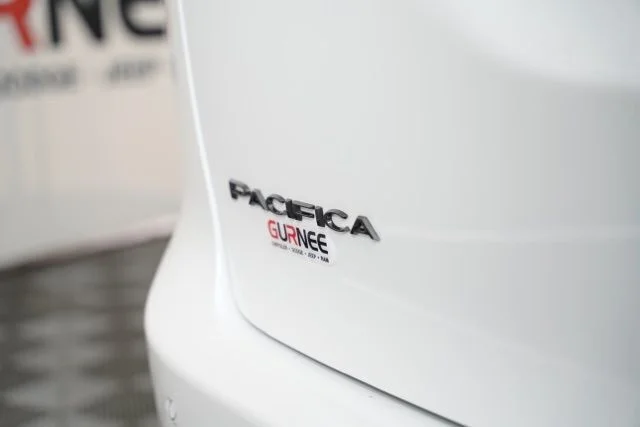 New 2026 Bright White Clear-Coat Exterior Paint Chrysler Select image 38