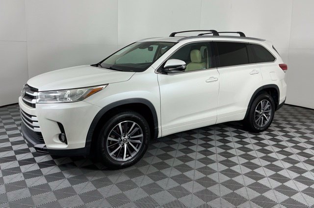 Used 2017 White Toyota XLE image 4