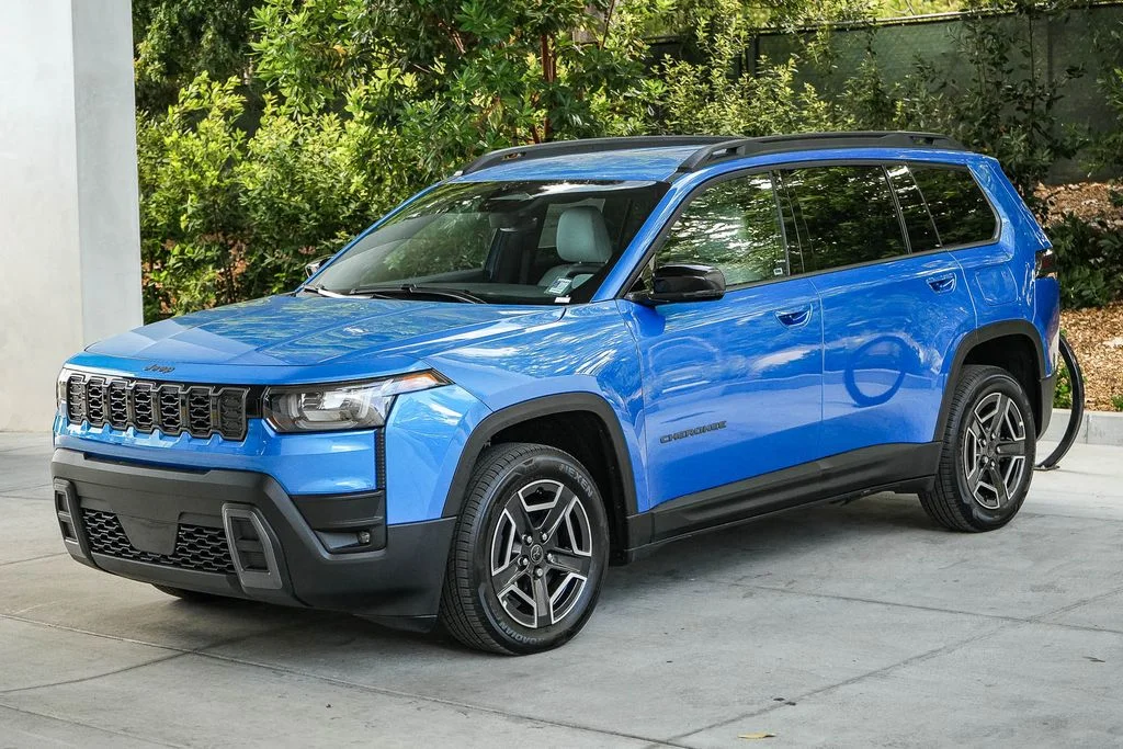 New 2026 Hydro Blue Pearlcoat Jeep Limited image 3