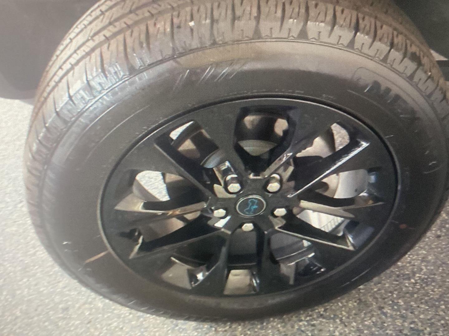 Used 2025 Granite Crystal Metallic Clearcoat Jeep Sahara image 3