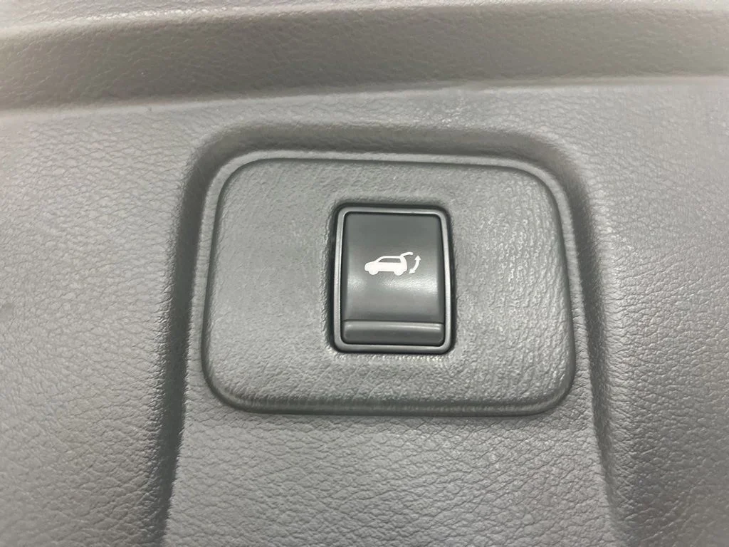Used 2020 Super Black Metallic Nissan SL image 32