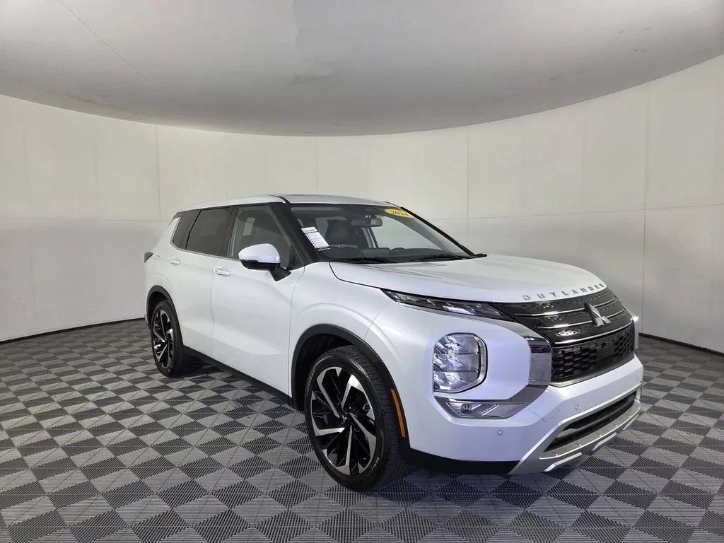 Used 2024 White Mitsubishi SE Black Edition image 2