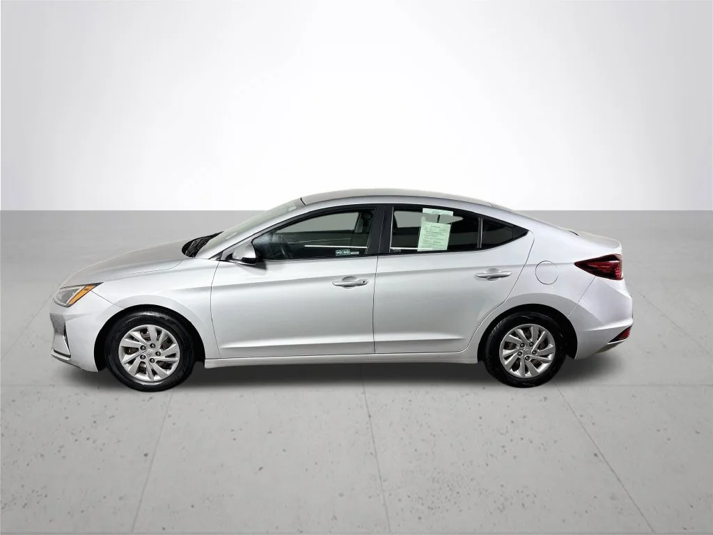 Used 2019 Silver Hyundai SE image 9