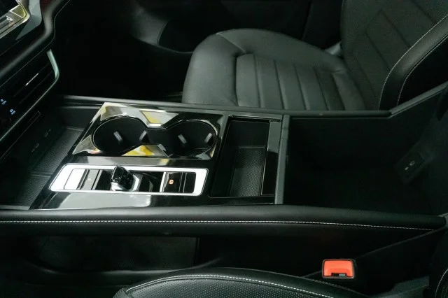 New 2024 Deep Black Pearl Effect Volkswagen 2.0T SEL image 35