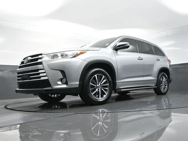 Used 2017 Silver Toyota XLE image 49