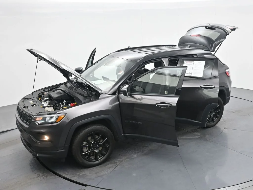 Used 2024  Jeep Latitude image 38