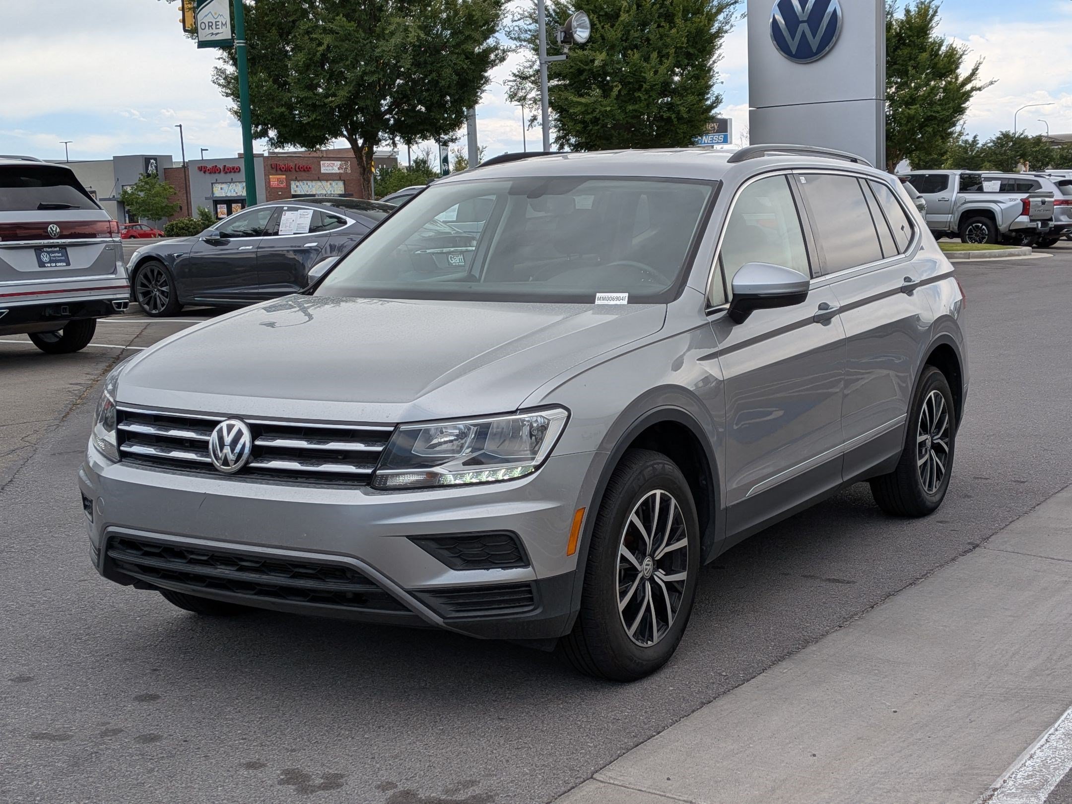 Used 2021 Pyrite Silver Metallic Volkswagen SE image 9