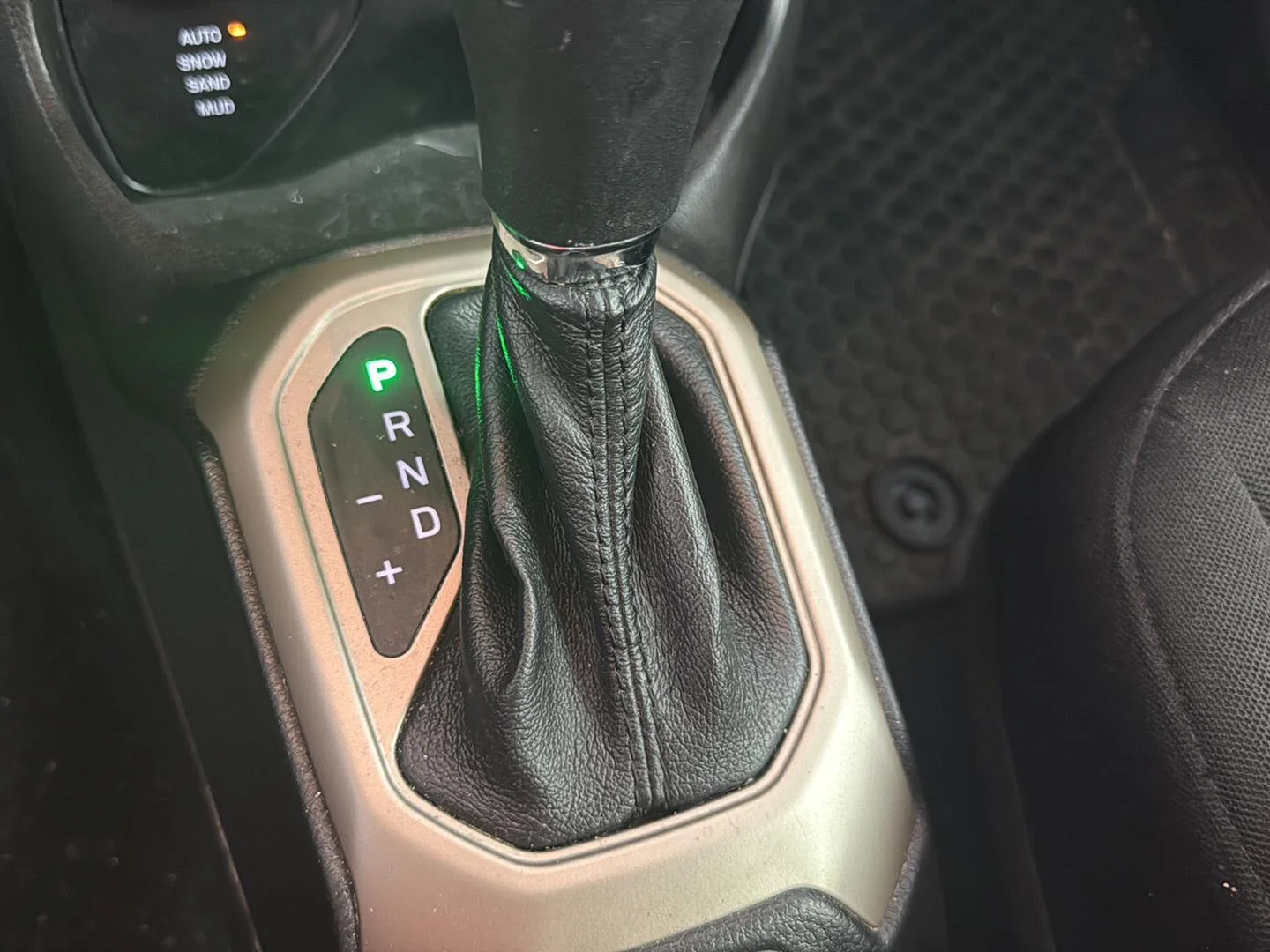 Used 2017 Granite Crystal Metallic Clearcoat Jeep Latitude image 13