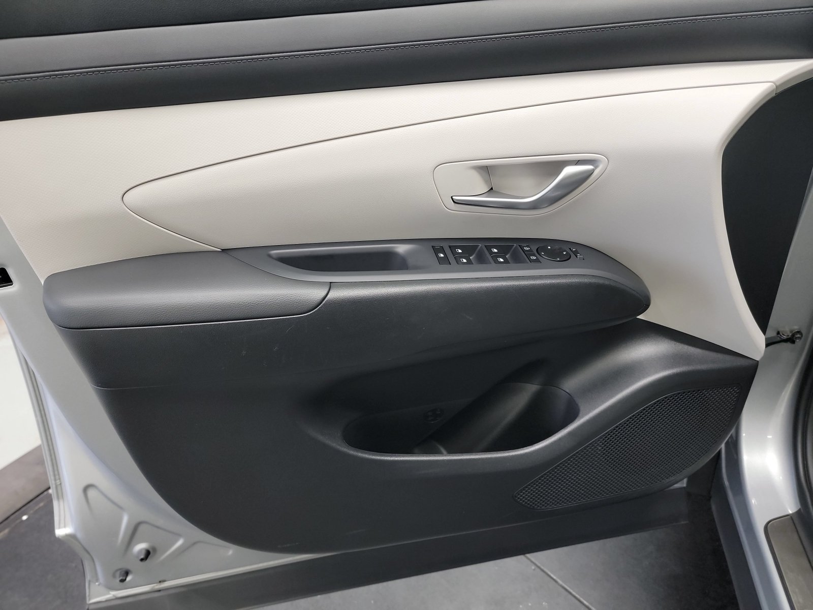 Used 2025 Shimmering Silver Hyundai SEL image 12