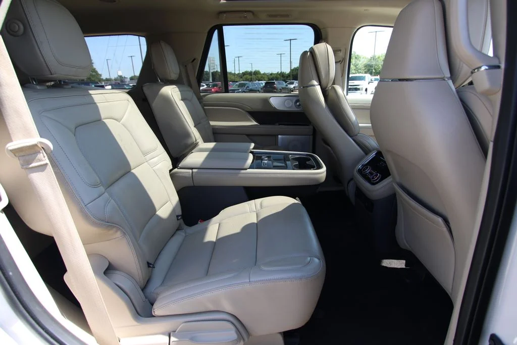 Used 2019 White Platinum Tri-Coat Metallic Lincoln Reserve image 9