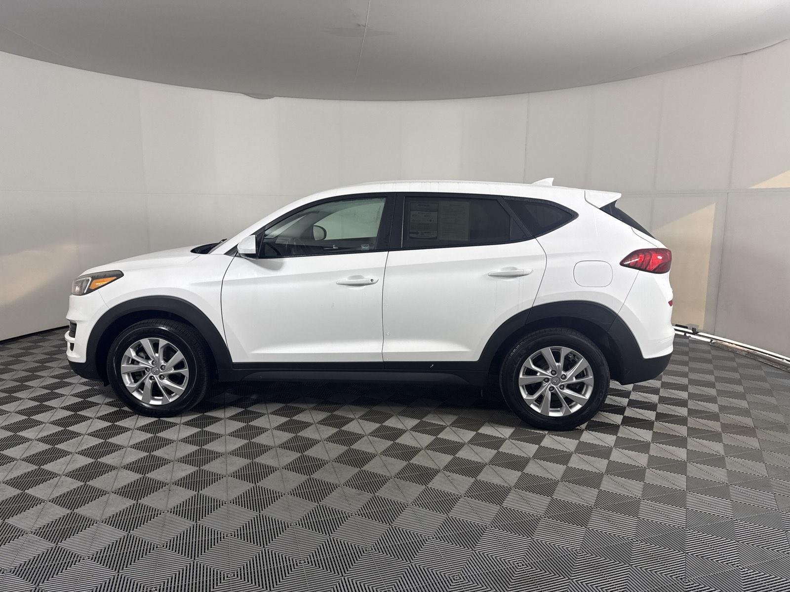 Used 2019 White Pearl Hyundai SE image 4