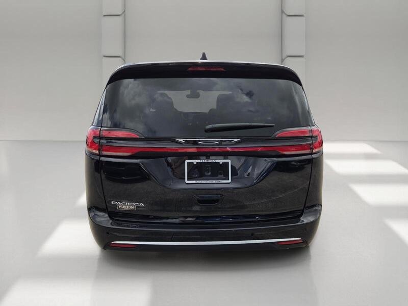 New 2027 Diamond Black Crystal Pearl-Coat Exterior Paint Chrysler SELECT FWD image 4