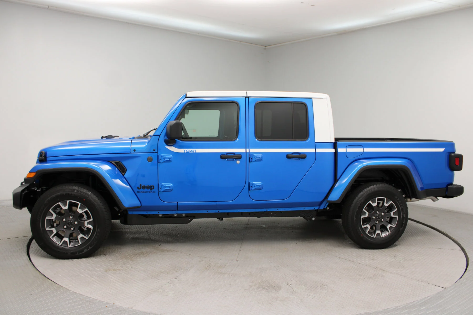 New 2026 Hydro Blue Pearl-Coat Exterior Paint Jeep Sahara image 29
