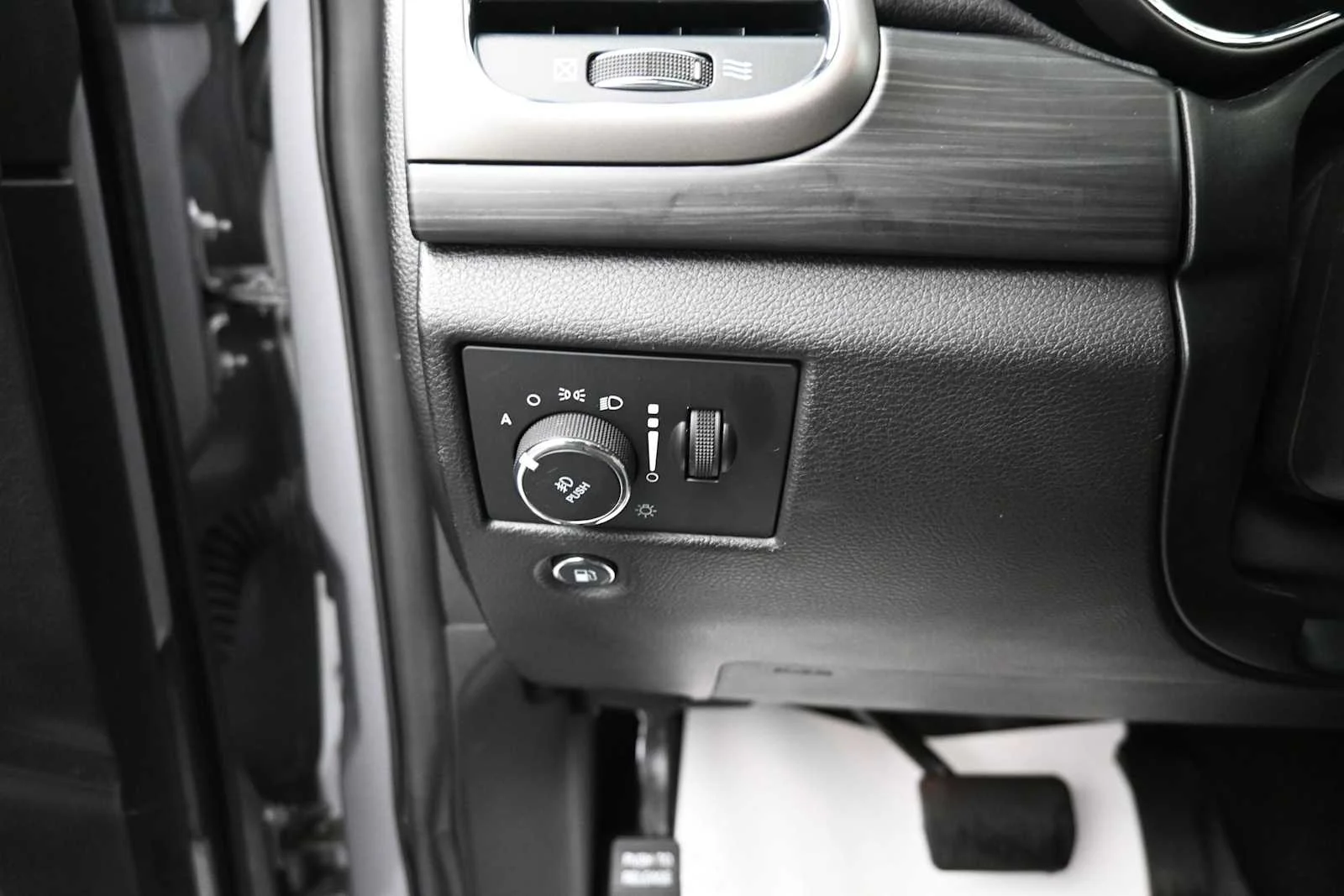 Used 2022 Silver Zynith Jeep Limited image 9